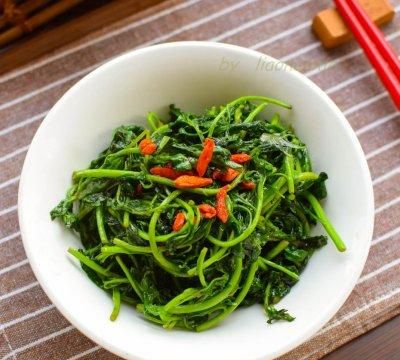 早晨来一碗油盐炒枸杞芽，大人小孩都爱吃
