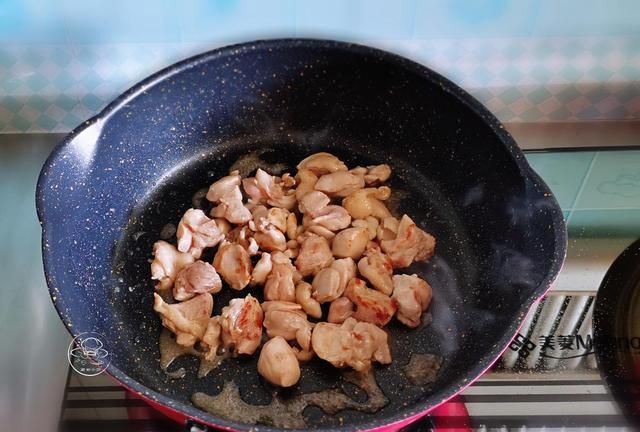 不知道吃什么，就做咖喱鸡肉饭吧，味道浓郁开胃，食物丰富营养全