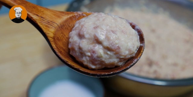 炸肉丸有人加面粉，有人加淀粉，教你正确做法，外酥里嫩，太香了