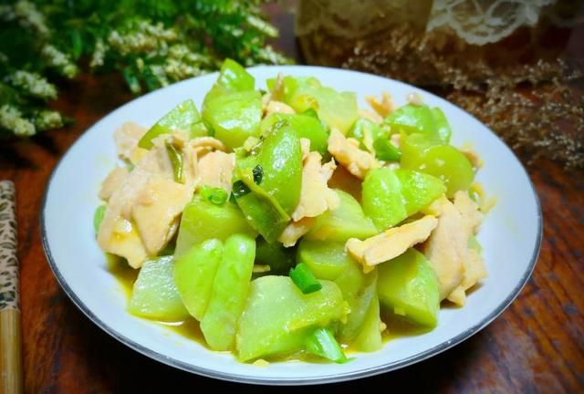 自家种的佛手瓜，这样做那叫一个香，口感清脆又去火，好吃下饭​