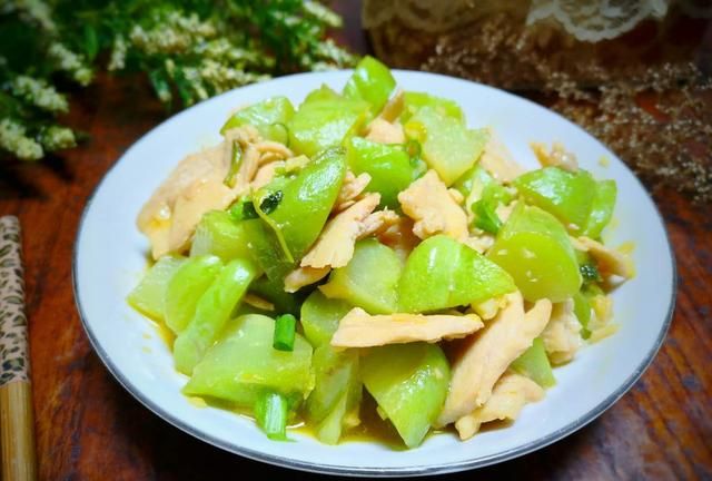 自家种的佛手瓜，这样做那叫一个香，口感清脆又去火，好吃下饭​