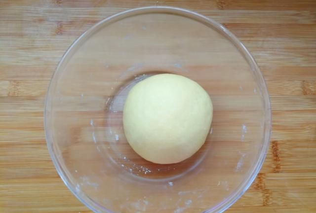 免烤箱！2个鸡蛋，4两面粉，教你做柔软拉丝的面包，做法真简单