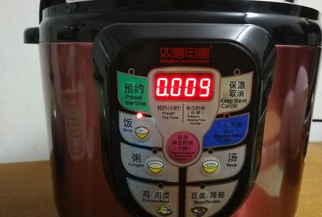 免烤箱！2个鸡蛋，4两面粉，教你做柔软拉丝的面包，做法真简单