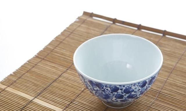 把白醋倒菜刀上，没想到作用这么厉害，家家户户都用得上