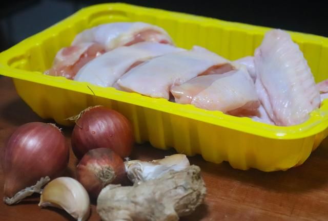 蒸鸡肉这样做，肉质细腻嫩滑，原汁原味非常鲜美，每一口都是满足