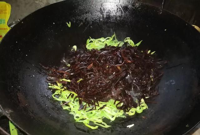 已腌制的大个菜头怎么炒图3