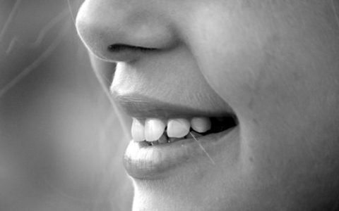 唇部护理在日常生活中有哪些小技巧呢