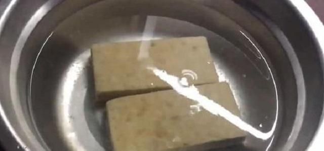 军用压缩饼干体积这么小，为啥超级抗饿？用水煮30分钟就明白了