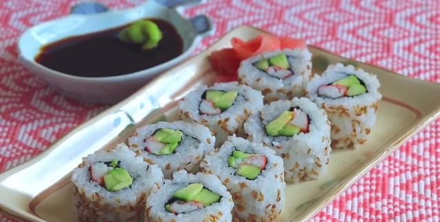 想吃寿司不用买，自己在家就能做，简单5步就能做出美味的寿司