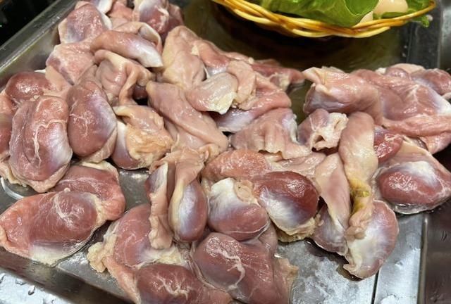 橘婆婆地锅柴鸡：铁锅​鲜​炖，围着“灶台”开启吃鸡盛宴