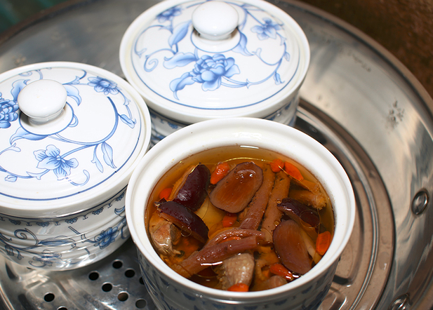 天麻炖乳鸽：一鸽胜九鸡，孕妇养胎之选！
