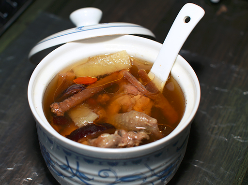 天麻炖乳鸽：一鸽胜九鸡，孕妇养胎之选！