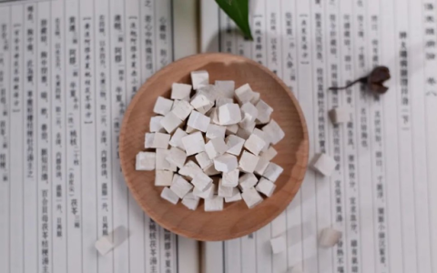 千年之松,下有茯苓,上有菟丝,千年之松下有茯苓