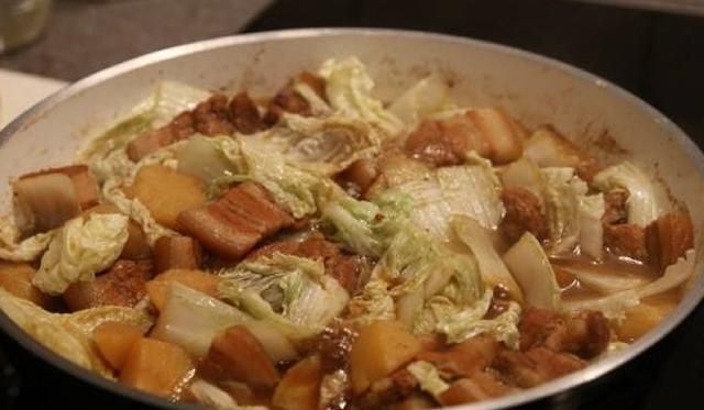 土豆炖白菜怎么做好吃,老东北土豆炖白菜图2