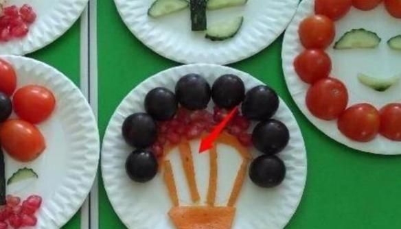 孩子自制“水果拼盘”，幼儿园老师发到家长群，看完家长愤怒了