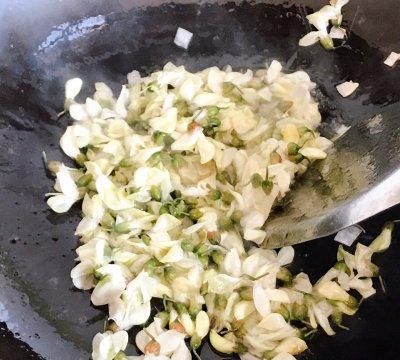 这道槐花炒鸡蛋简单成这样，再不做我真的哭给你看