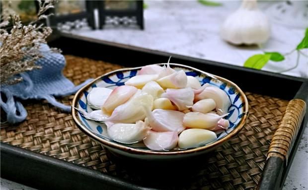 教你在家做腌蒜，方法简单易操作，只需3种原材料，半个月就能吃