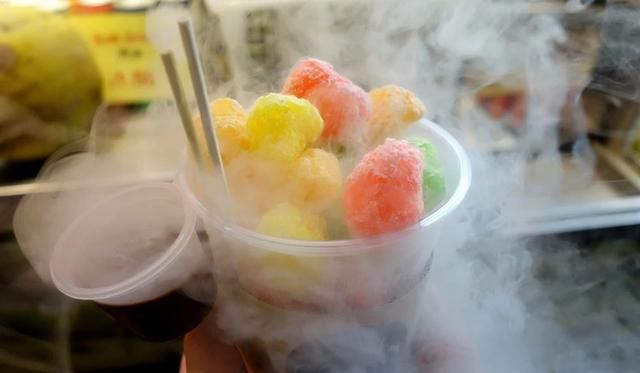 “冒烟”的网红冰激凌出事啦！这种东西接触两分钟损伤不可逆转！