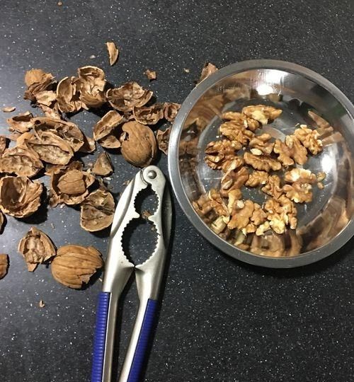 芝麻核桃糖的家常做法,芝麻核桃红枣糖正宗做法图7
