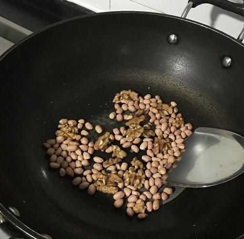芝麻核桃糖的家常做法,芝麻核桃红枣糖正宗做法图9
