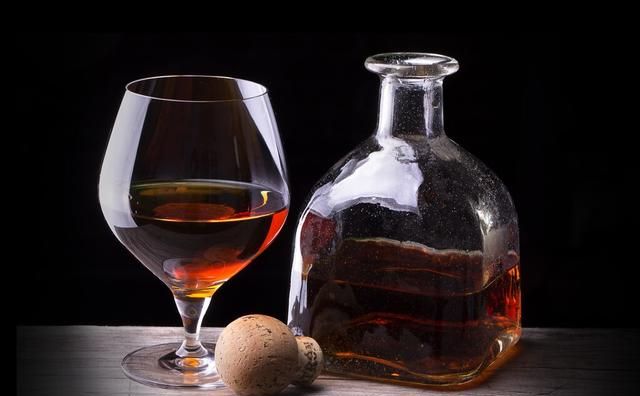 “威士忌”和“白兰地”有何不同？喝法差别大，学会后别再喝错了