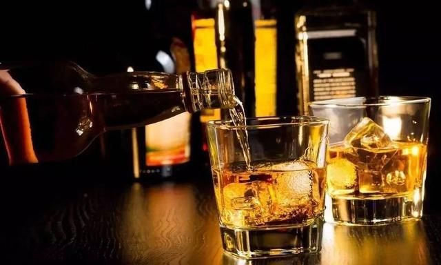 “威士忌”和“白兰地”有何不同？喝法差别大，学会后别再喝错了