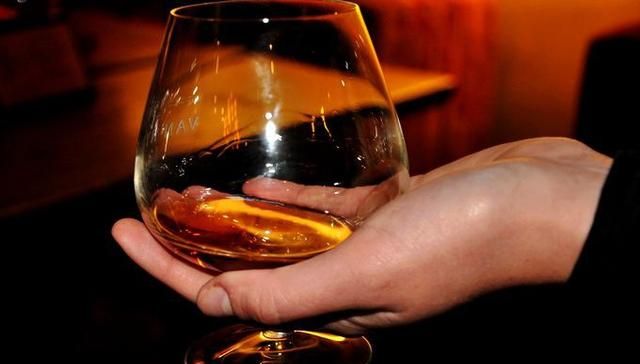 “威士忌”和“白兰地”有何不同？喝法差别大，学会后别再喝错了