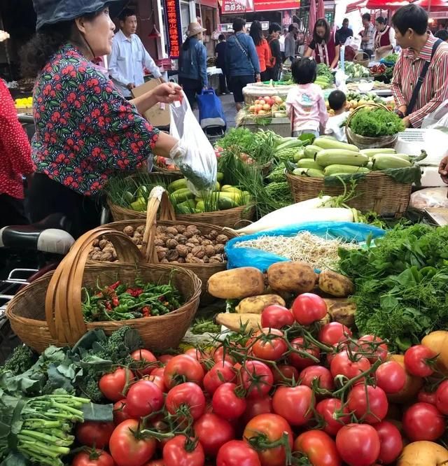 昆明最值得逛的3个农贸市场，是众多美食的聚集地，吃不完打包走