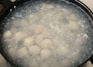 贡丸是什么材料做的(市场卖的火锅贡丸什么食材做的)图8