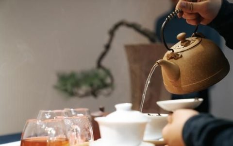 喝了这么多年的茶,你知道喝茶的好处和坏处吗英语