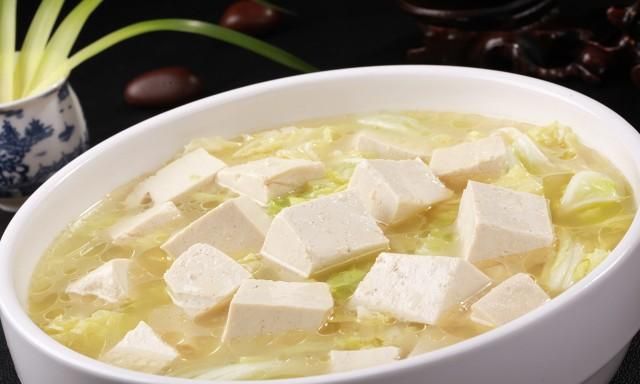 白菜炖豆腐怎么做好吃又简单,白菜炖豆腐时先放白菜还是豆腐图4