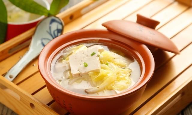 白菜炖豆腐怎么做好吃又简单,白菜炖豆腐时先放白菜还是豆腐图5