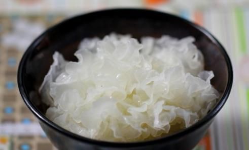 冰糖雪梨银耳莲子羹怎么做,冰糖银耳莲子羹例假能吃吗图2