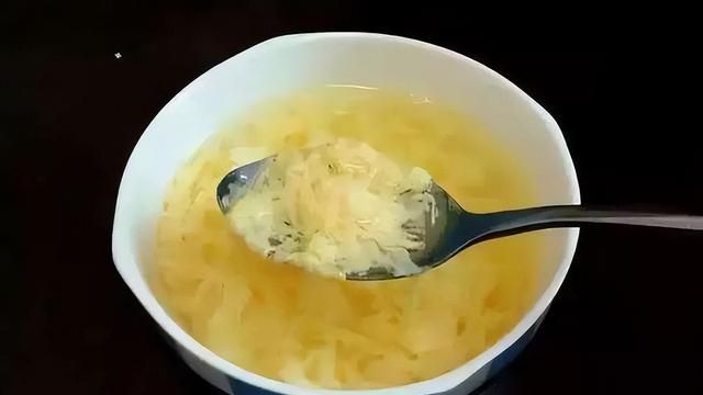 “开水冲鸡蛋”滴香油，喝了有什么好处？医生：建议早了解一下