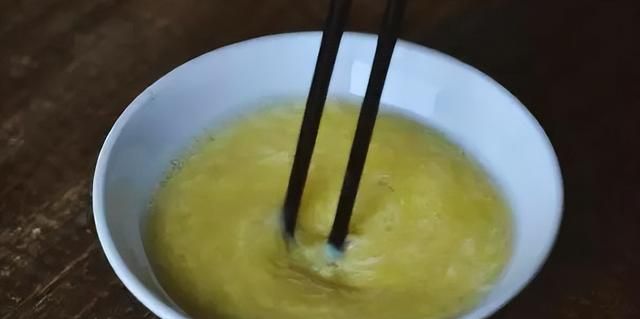 “开水冲鸡蛋”滴香油，喝了有什么好处？医生：建议早了解一下