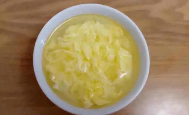 “开水冲鸡蛋”滴香油，喝了有什么好处？医生：建议早了解一下