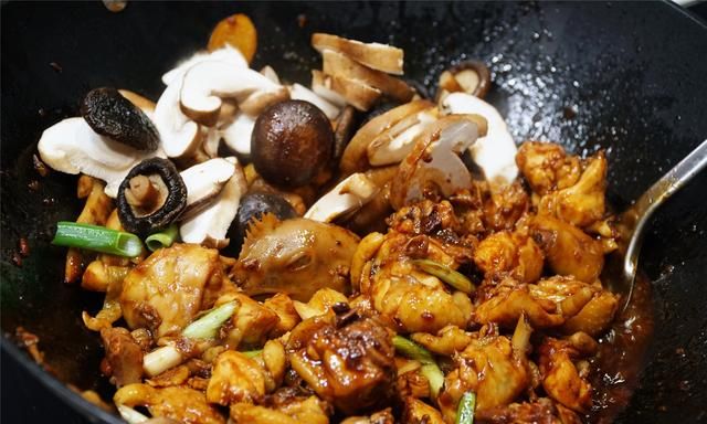 土鸡的最佳吃法，比大盘鸡好吃多了，“鲁菜一绝”真不是吹的