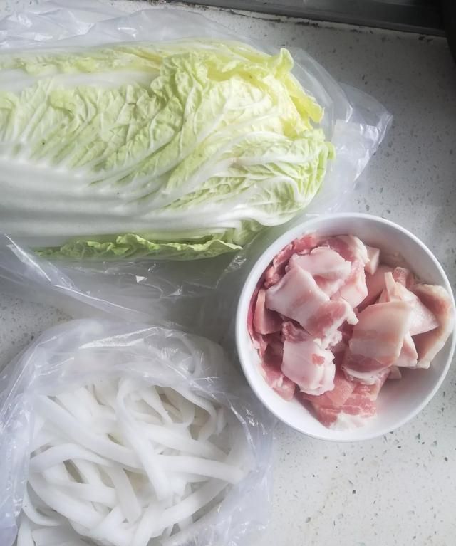 炖土豆粉条怎么做好吃(鸡腿炖土豆粉条怎么做好吃)图1