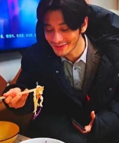 黄晓明火力全开拼命减肥！暴瘦20斤还不满意，一脸胡渣都瘦脱相了
