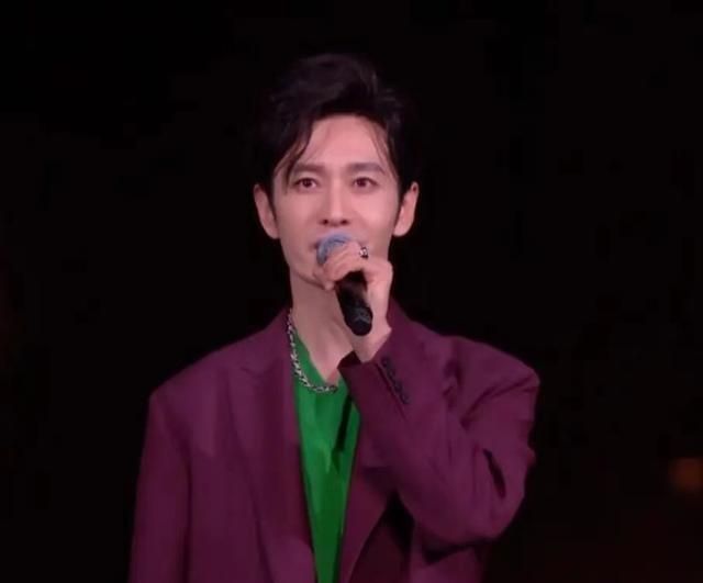 黄晓明火力全开拼命减肥！暴瘦20斤还不满意，一脸胡渣都瘦脱相了