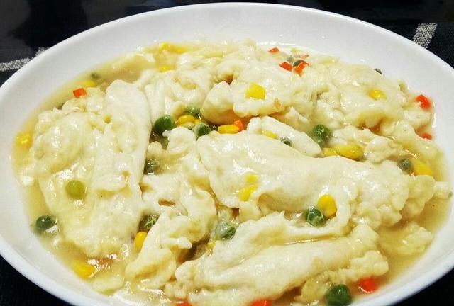 鲁菜传统名菜—芙蓉鸡片，口感软嫩滑香，形如芙蓉，好看又好吃
