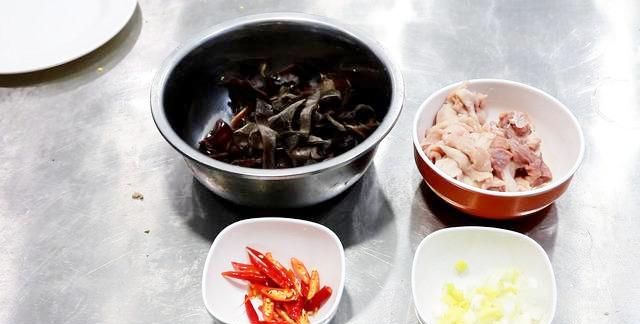 饭店的木耳炒肉为啥那么好吃？关键在于肉片的腌制，新手一学就会