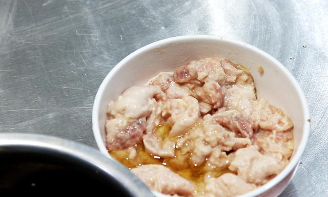 饭店的木耳炒肉为啥那么好吃？关键在于肉片的腌制，新手一学就会