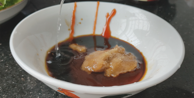 爱吃烤鸭？在家一样可以做，手把手教你调酱料，比吃北京烤鸭还香