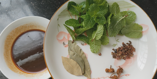 爱吃烤鸭？在家一样可以做，手把手教你调酱料，比吃北京烤鸭还香