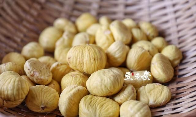 当季食材现在不吃得等明年，买斤与五花肉搭配红烧，能下三碗饭