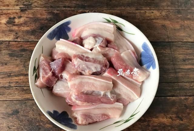 当季食材现在不吃得等明年，买斤与五花肉搭配红烧，能下三碗饭