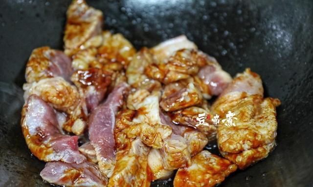 当季食材现在不吃得等明年，买斤与五花肉搭配红烧，能下三碗饭