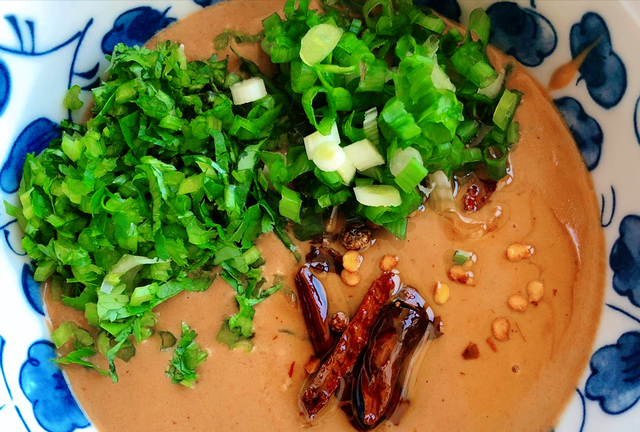 正宗涮羊肉蘸料怎么做？详细配方教给你，醇香不膻，让你吃得满意