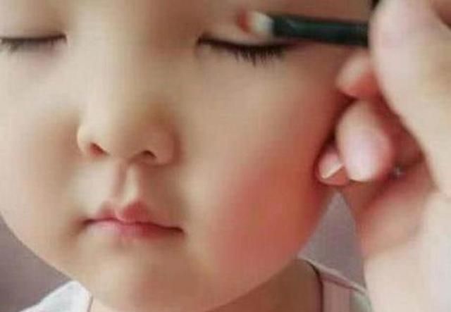 女孩14岁开始整容，费用超过400万，戏言：脸上就是一栋楼